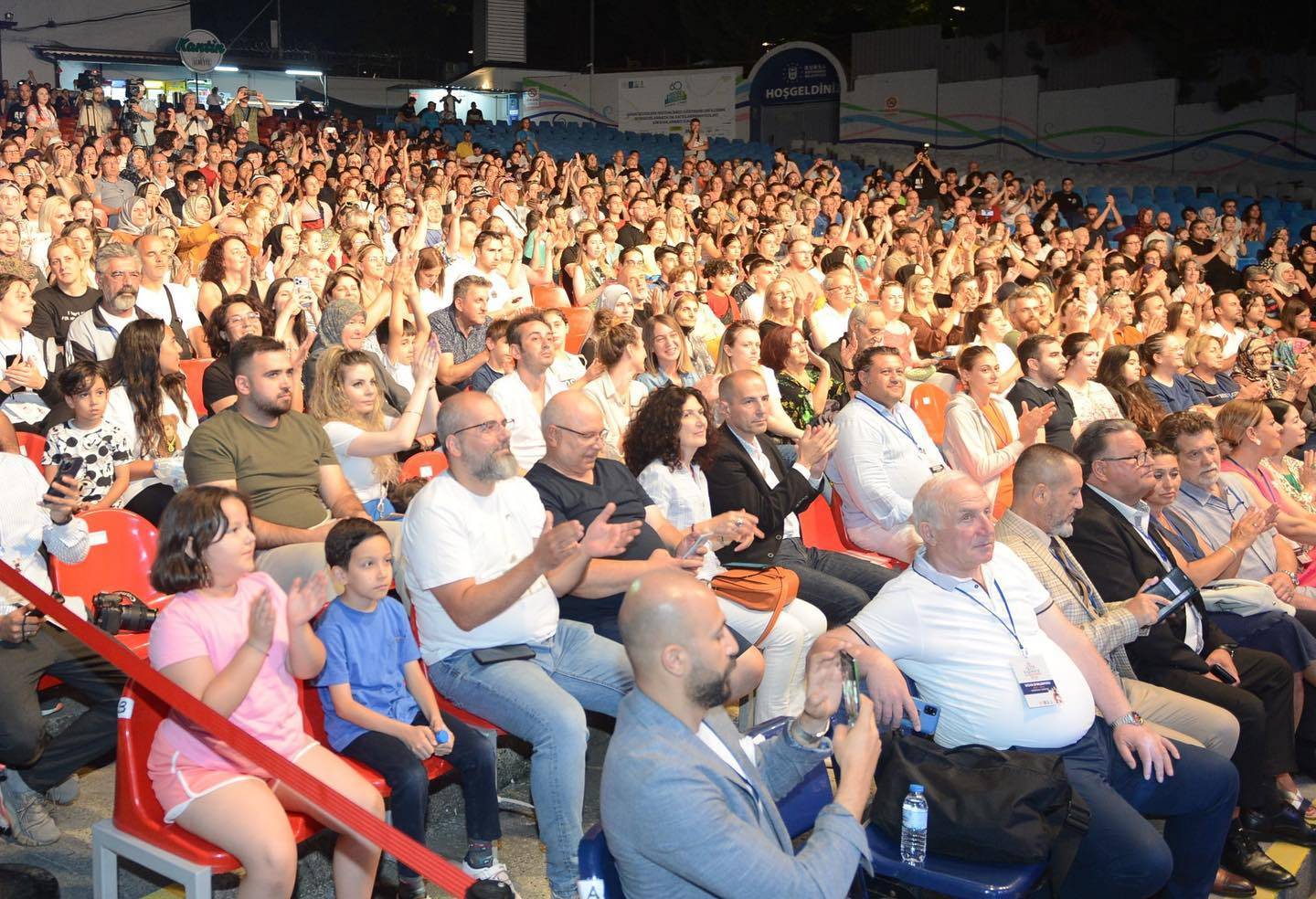 Зрители на международния фолклорен фестивал в Бурса